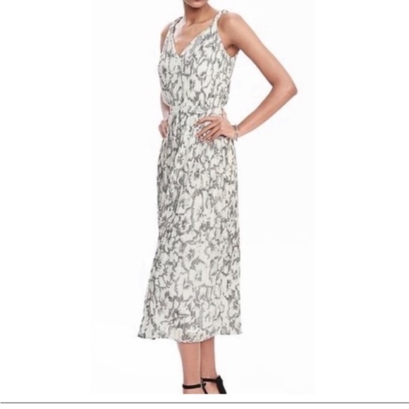 Banana Republic Dresses & Skirts - Banana Repulic Sketched Floral Pleated
Midi Dress with pockets